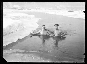 Schwimmer im teilweise zugefrorenen Main