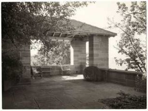 Wohnhaus Dr. Scheufelen, Stuttgart: Loggia mit Gartenmöbeln