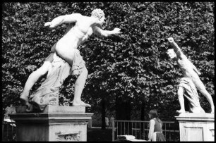 Salzburg: Mirabellpark, Allegorien, kämpfende Männer am Eingang [Borghesische Feschter]