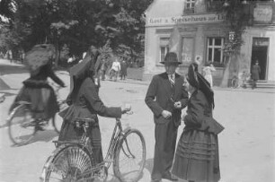 Frau in Kirchgangstracht aus dem Spreewald. : Žony w kemšacej drasće z Błótow.
