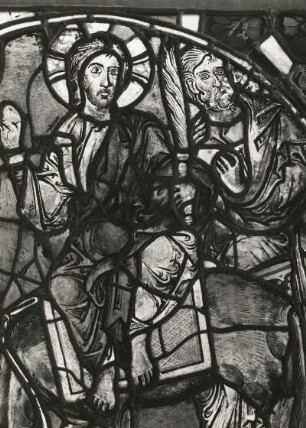 Erfurt. Barfüßerkirche. Chor. Farbige Glasfenster (nach der Restaurierung 1960). Ostfenster, Mittelbahn, Zeile 13: Einzug Christi in Jerusalem. Ausschnitt: rechte Hälfte des Medaillons mit dem auf dem Esel sitzenden Christus (spätromanisch)
