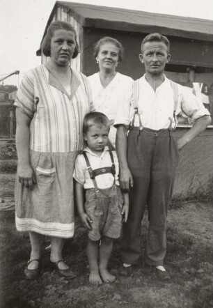 Kleiner Junge mit Eltern und Großmutter