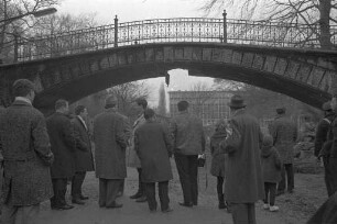 Sprengung der alten Stadtgartenbrücke über den Tiergartenweg.