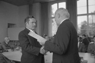Verleihung des Bundesverdienstkreuzes an Gartenbaumeister Anton Kutscher beim Staatlichen Liegenschaftsamt Karlsruhe