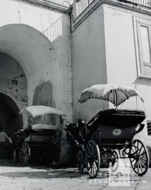 Amalfi. Droschken mit Sonnendach