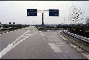 Einfahrt in Kreisel West (AK Mannheim Richtung Schwetzingen) von Nebenfahrbahn West (AK Mannheim Richtung Heilbronn)