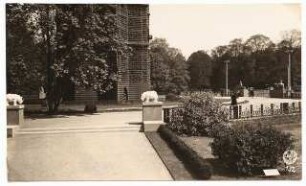 Ausstellungsgarten Jubiläums-Gartenbau-Ausstellung 1926, Dresden: Der Grüne Dom und Nashorn-Plastiken am Garten zum blauen Rittersporn, Abschnitt 4