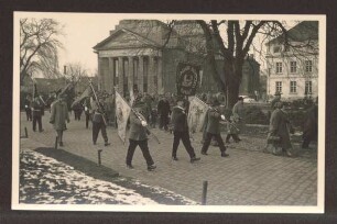 Schützen marschieren auf dem Schlossplatz. Detmold. Schlossplatz. Ansichtskarte. Papierabzug