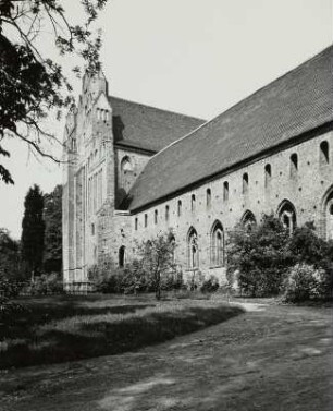 Kloster Chorin, Blick auf den Westflügel der Konventsgebäude und die Westfassade der Kirche