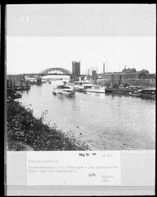 Duisburg-Ruhrort. Eisenbahn-Bassin mit Passagier- und Lastschiffen. Blick nach Nordwesten rheinabwärts