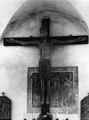 Kruzifix : Kruzifix. Holz, geschnitzt. Höhe 321 cm, Breite 320 cm (Spannweite) (um 1200). Altenstadt Kreis Weilheim-Schongau, Pfarrkirche Sankt Michael, südliches Seitenschiff