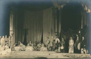 "Ein Sommernachtstraum" von William Shakespeare. Szenenbild mit Felix Steinböck als Demetrius, Antonia Dietrich als Helena, Grethe Volckmar als Hippolyta, Heinz Woester als Theseus, Adolf Wohlbrück als Lysander, Lotte Gruner als Hermia (alle liegend), Walther Kottenkamp als Prolog, Frank Ostwald als Löwe, Martin Hellberg als Wand, Paul Hoffmann als Thisbe, Friedrich Lindner als Pyramus und Tom Farecht als Mond. Zwischenspiel 5. Akt. Dresden: Schauspielhaus, 12.06.1930