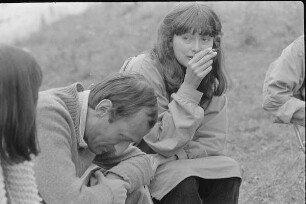 Čičmany. Akt-Pleinair 1980. Die Fotografin Eva Mahn und Peter Söllner während einer Besprechung