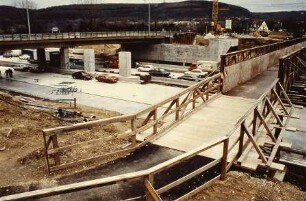 Sechsspuriger Ausbau der A 5 Überführung der L 561 km 630,565 und der Albtalbahn Im Vordergrund Fußgänger-Behelfsbrücke.