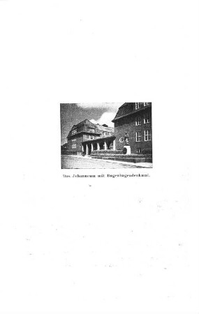 Das Johanneum mit Bugenhagendenkmal.