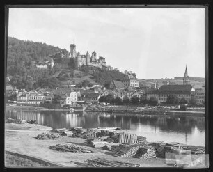 Blick vom Kreuzwertheimer Mainufer (mit Holzstämmen) auf Burg und Packhofstraße u.a. mit Gebäude "Schiffamt, Kohlenhandlung Herz" bis zum Grünauer Hof, o.r. auf Platte "Bernhard Wehnert"