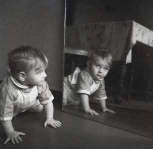 Peters erste Begegnung mit sich selbst - Peter's first meeting with himself : Kleines Kind beim Blick in den Spiegel