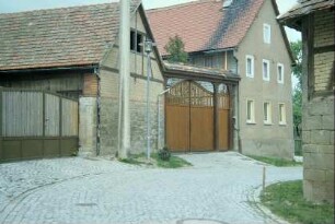 Hof mit überdachtem Holztor