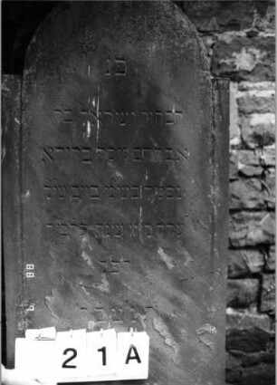 Grabstein 21 (Index: 100094855) Material: Sandstein Zustand: abgeblättert Maße HxBxT: 167x60x7 cm Beschreibung: Stele, eingezogener Rundbogenabschluß: Grabstein 21A