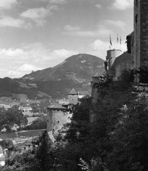 Salzburg. Festung Hohensalzburg (1077, 1495-1519 erweitert). Teilansicht mit Umfassungsmauer