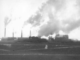 Hirschfelde. Braunkohlenkraftwerk. Gesamtansicht mit Kühltürmen und Schornsteinen von Südwest