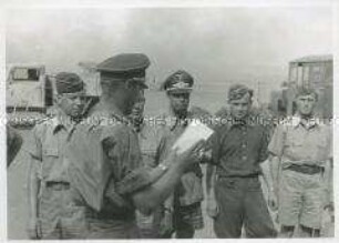 Besatzung der Luftwaffe im Gespräch auf einem Flugfeld in der Wüste