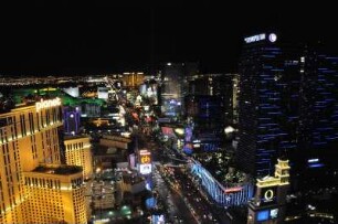Nächtliches Las Vegas : Blick vom Nachbau des Pariser Eiffelturms am Las Vegas Boulevard auf das am Abend beleuchtete Las Vegas, aufgenommen am 8. August 2012