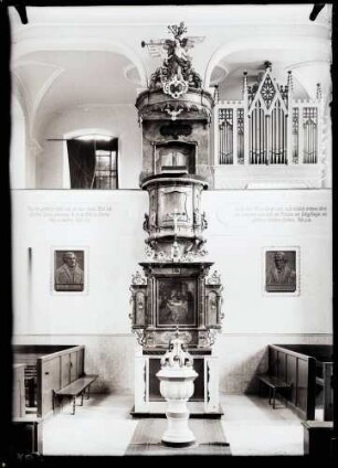 Evangelische Kirche; Chor mit Orgel und Kanzel