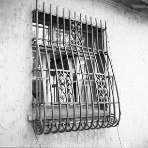 Dresden-Übigau, Klingerstraße. Pionierkaserne Übigau (1913). Kasernengebäude (Scharfenberger Straße/Ecke Klingerstraße). Vergittertes Fenster
