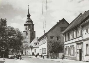 Friedrichroda, Marktstraße. Wohnhäuser. Blick zur St. Blasius Kirche (1511/1538, um 1770 teilweise Erneuerung)