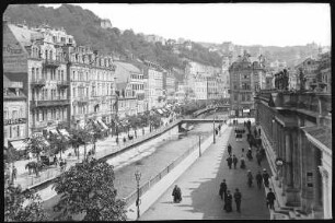 Karlsbad. Kreuzgasse und Mühlbrunn-Kolonnade am Mühlbrunn-Quai