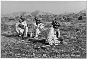 Udaipur. Drei Männer mit Turban und Rohrstöcken