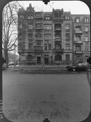 Dresden-Striesen, Krenkelstraße 12. Wohnhaus mit Gaststätte "Krenkelhof" (um 1900). Straßenfront (teilweise eingerüstet)