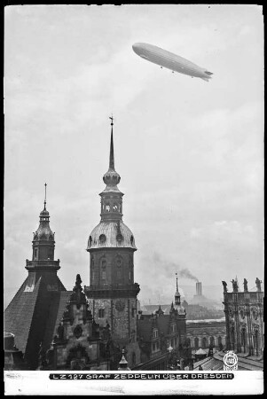 LZ 127 Graf Zeppelin über Dresden, mit Hausmannsturm des Residenzschlosses