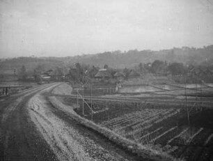 Tama-Hügelland in der japanischen Kantō-Ebene : Landschaftsausschnitt mit Dammweg, Feldern und Ortsansicht