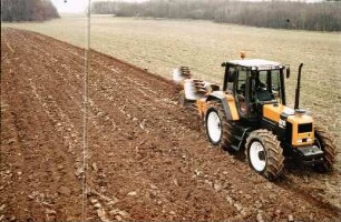 Fotografie: Wendende Bodenbearbeitung, Allradtraktor, Volldrehpflug