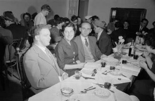 Jüdische Studentinnen und Studenten während einer Seder-Feier