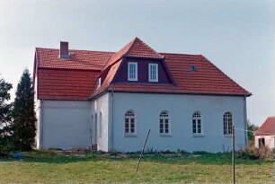 ehemaliges Gut Trenthorst-Wulmenau: Zentrale: Wulmenau 8: Mehrfamilienwohnhaus mit verwinkeltem Grundriss: Seitenansicht von Nordosten