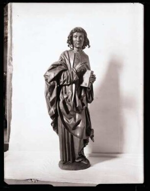 evangelische Stadtkirche; Plastik vom Hochaltar, Johannes Evangelista nach der Restaurierung
