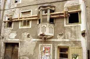 Sterzing, Vipiteno: Hauptstraße, durch Querbalken gestützte Hausfassade