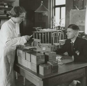 Benutzer mit Lichtbildern am Leuchttisch, Sächsische Landesbildstelle, um 1937