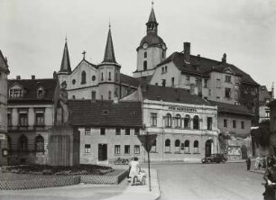 Meerane, Teichplatz, Blick zur Stadtkirche St. Martin, links Thälmann-Denkmal