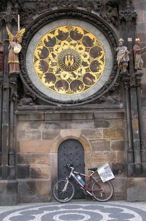 Fahrrad vor der astronomischen Uhr am Altstädter Rathaus