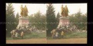 Personengruppe mit Kindern am Göthe-Schiller-Denkmal im Golden Gate Park, San Francisco