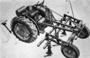 Fotografie: Traktor, Traktorkonzept, Geräteträger, Zwischenachsanbau, Hackmaschine