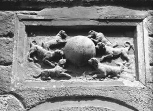 'Hundskugel' Relief mit spielenden Welpen