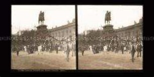 Menschenmenge am geschmückten Denkmal Friedrich des Großen, Unter den Linden, Berlin