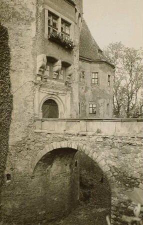 Reinsberg, Schloss Reinsberg, Eingang und Schlossbrücke über den Wallgraben