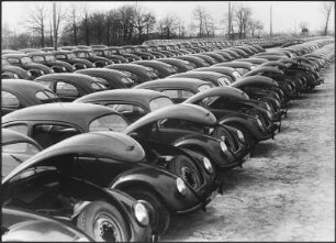 Volkswagen in Reih und Glied. Sie stehen für die Besatzungsmacht bereit. 1947