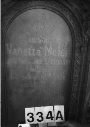Grabstein 334 (Index: 100085183) Maße HxBxT: 187x73x30 cm Beschreibung: Stele, profilierter Sockel, giebelart. Abschl. , rechteck. erhöht, Schrift eingetieft Symbolik: Mohnkapseln: Grabstein 334A